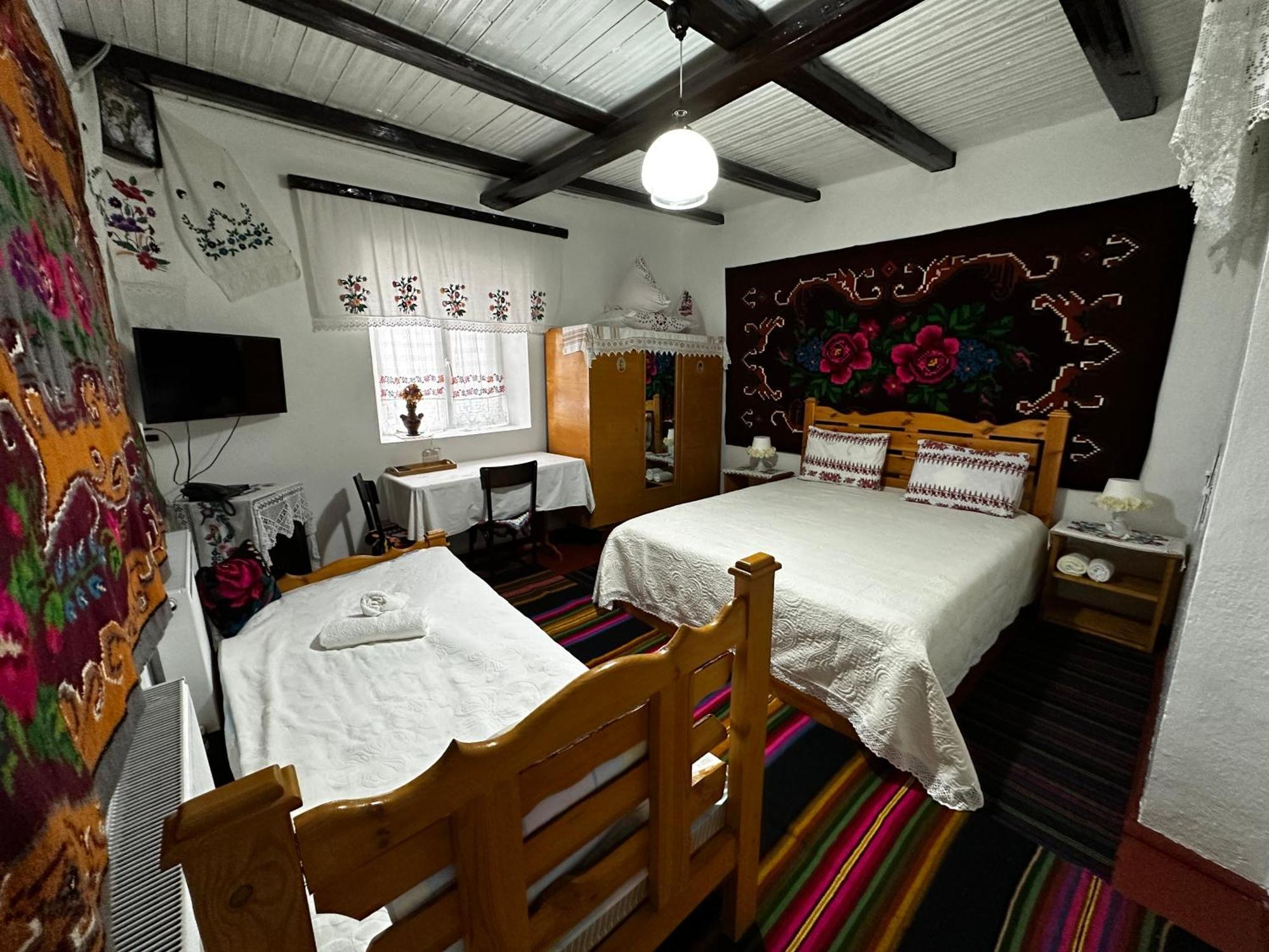 La Madalina Bed & Breakfast Selemet Bagian luar foto